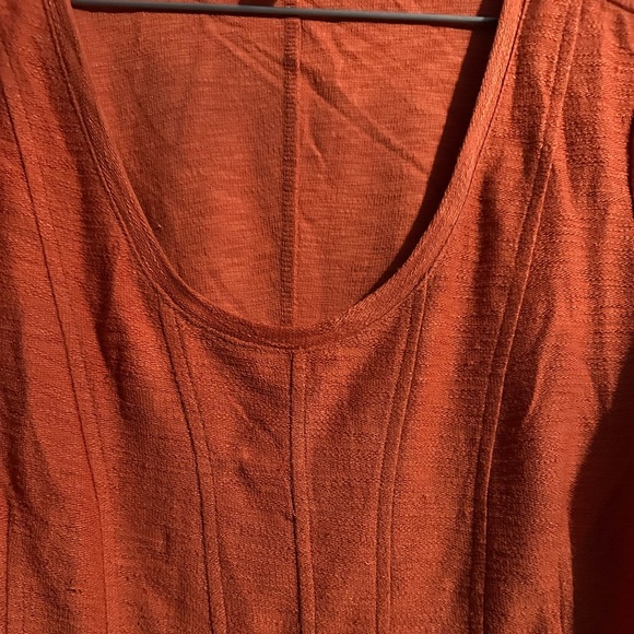 Orange shirt with lined detail on front. π - Picture 5 of 7
